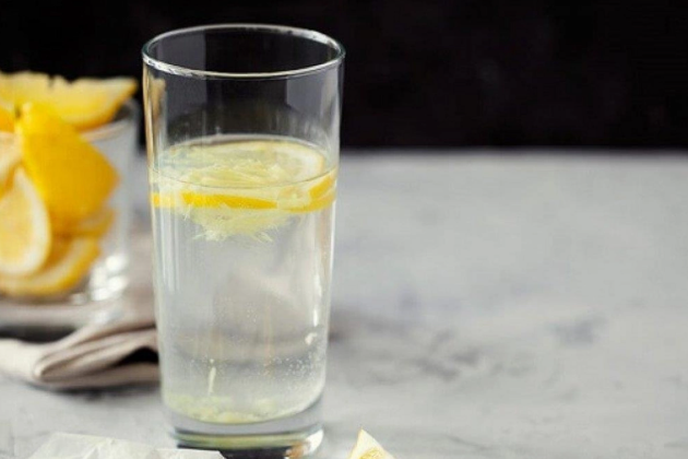 Səhər acqarına limonlu su içmək faydalıdır? - CAVAB