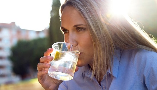Səhərlər ilıq, limonlu su için – İNANILMAZ FAYDALARI