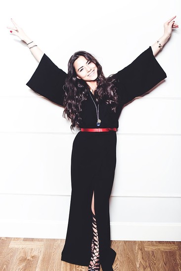 Azərbaycanlı məmurun qızı qarderobunu nümayiş etdirdi - FOTOLAR