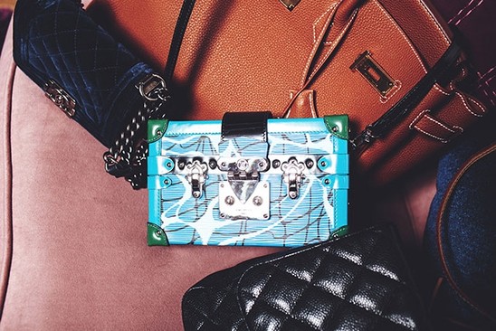 Azərbaycanlı məmurun qızı qarderobunu nümayiş etdirdi - FOTOLAR