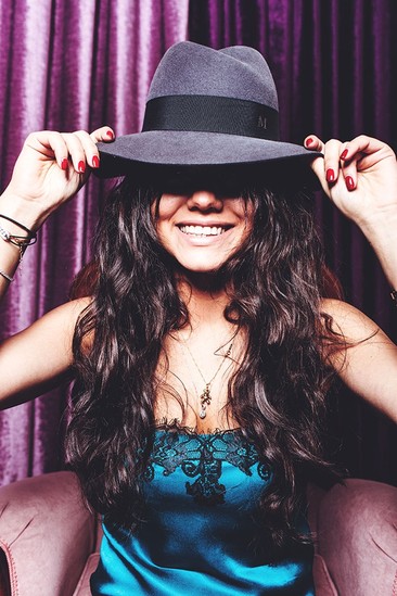 Azərbaycanlı məmurun qızı qarderobunu nümayiş etdirdi - FOTOLAR