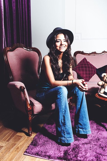 Azərbaycanlı məmurun qızı qarderobunu nümayiş etdirdi - FOTOLAR