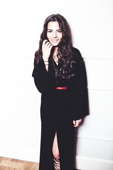 Azərbaycanlı məmurun qızı qarderobunu nümayiş etdirdi - FOTOLAR