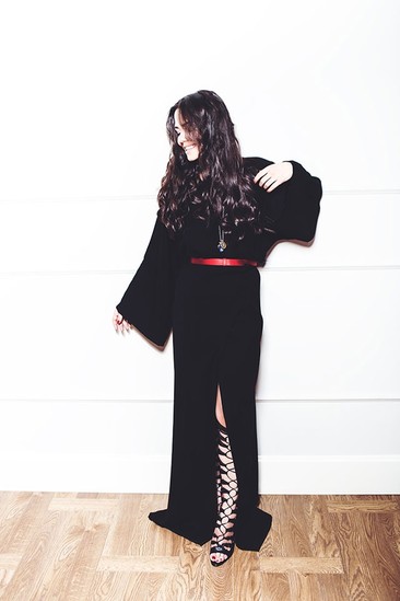 Azərbaycanlı məmurun qızı qarderobunu nümayiş etdirdi - FOTOLAR