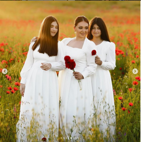 Lalə Azərtaş ÖZÜNƏBƏNZƏR QIZLARI İLƏ - FOTOLAR