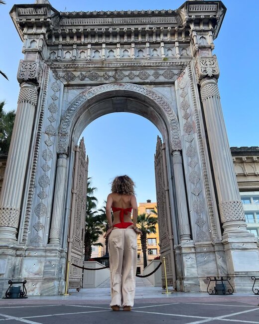 Azərbaycanlı modelin İstanbulda küçədə soyunması qalmaqal yaratdı - FOTO