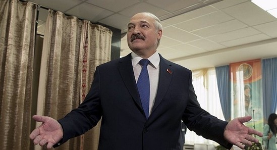 Lukaşenkodan xalqa müraciət: "Soyunun"