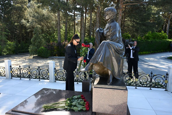 İlham Əliyev və Mehriban Əliyeva Heydər Əliyevin Fəxri xiyabanda məzarını ziyarət ediblər - FOTO