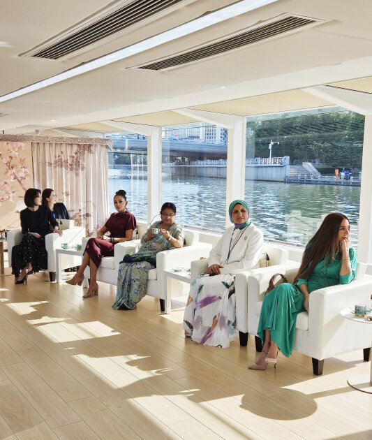 Mehriban Əliyeva liderlərin xanımları ilə gəmi gəzintisində - Fotolar