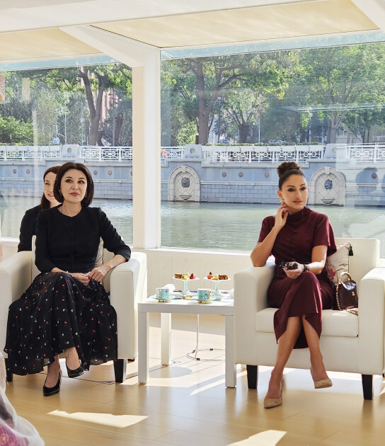 Mehriban Əliyeva liderlərin xanımları ilə gəmi gəzintisində - Fotolar