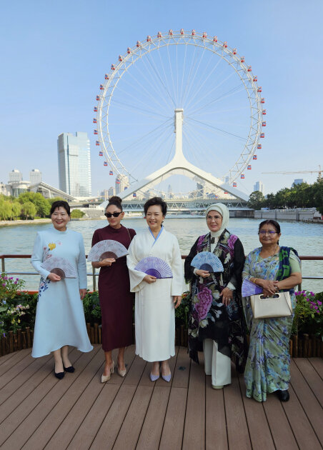 Mehriban Əliyeva liderlərin xanımları ilə gəmi gəzintisində - Fotolar