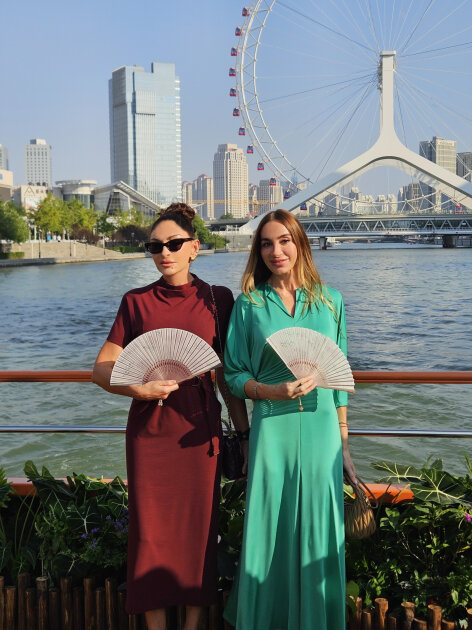 Mehriban Əliyeva liderlərin xanımları ilə gəmi gəzintisində - Fotolar