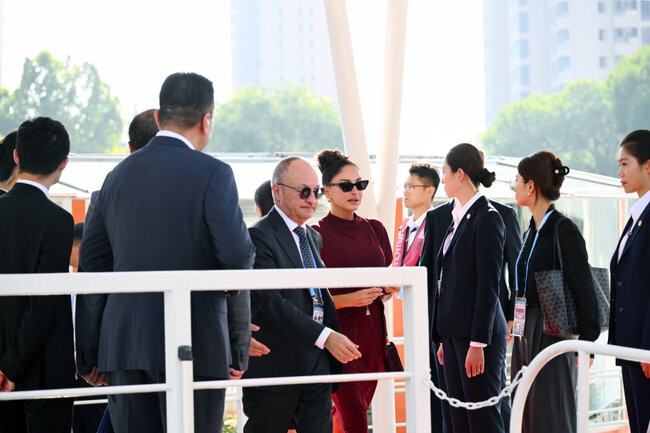 Mehriban Əliyeva liderlərin xanımları ilə gəmi gəzintisində - Fotolar