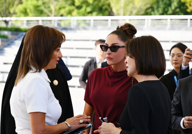 Mehriban Əliyeva liderlərin xanımları ilə gəmi gəzintisində - Fotolar
