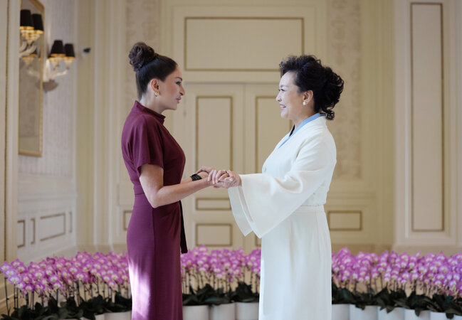 Mehriban Əliyeva liderlərin xanımları ilə gəmi gəzintisində - Fotolar