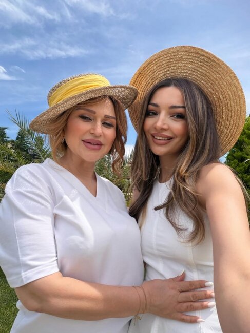 Mələkxanım Eyubova gəlini ilə - Foto