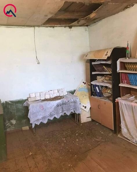 Məktəb kitabxanasının tavanı UÇDU - FOTO