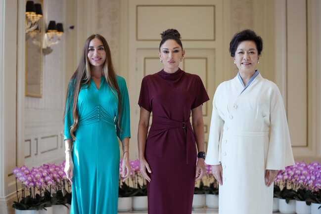 Mehriban Əliyeva liderlərin xanımları ilə gəmi gəzintisində - Fotolar