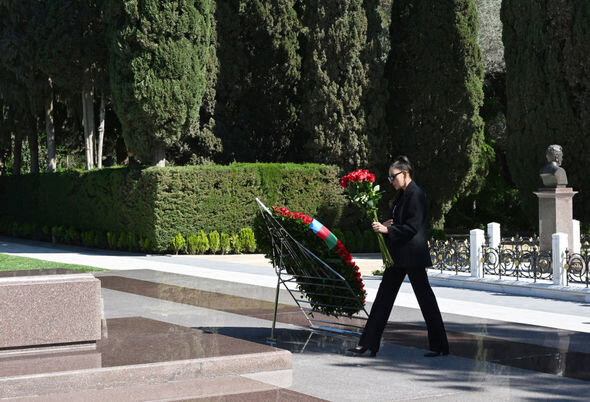 İlham Əliyev və Mehriban Əliyeva Heydər Əliyevin Fəxri xiyabanda məzarını ziyarət ediblər - FOTO