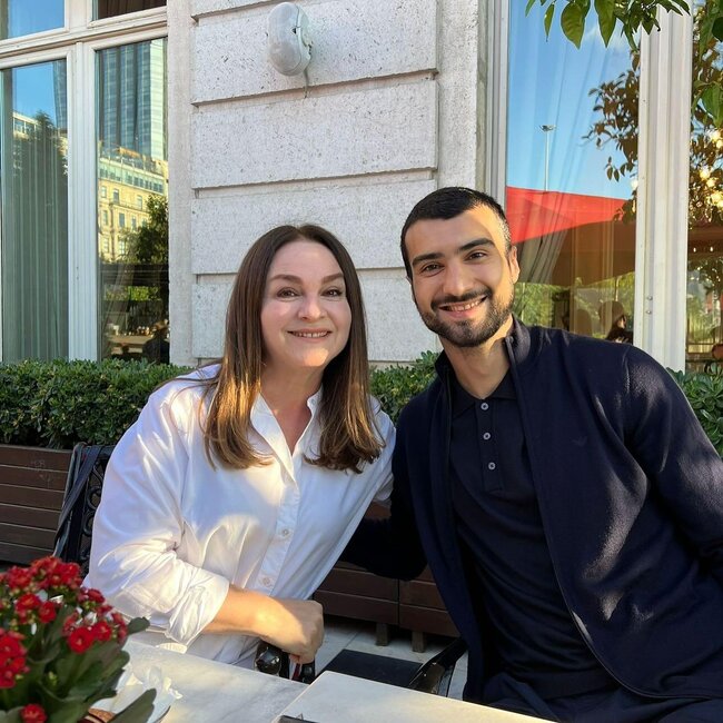 Mahir Emreli bacısı ilə aktrisanın qonağı oldu (FOTO)