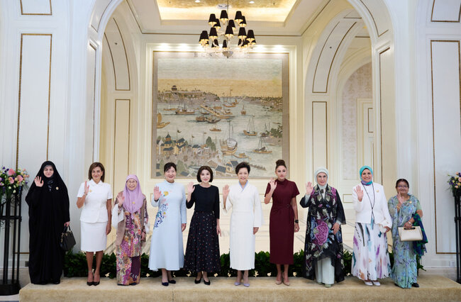 Mehriban Əliyeva liderlərin xanımları ilə gəmi gəzintisində - Fotolar