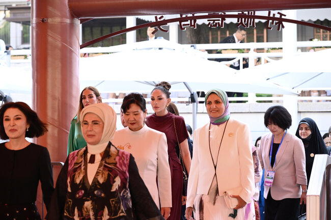Mehriban Əliyeva liderlərin xanımları ilə gəmi gəzintisində - Fotolar