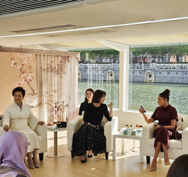 Mehriban Əliyeva liderlərin xanımları ilə gəmi gəzintisində - Fotolar