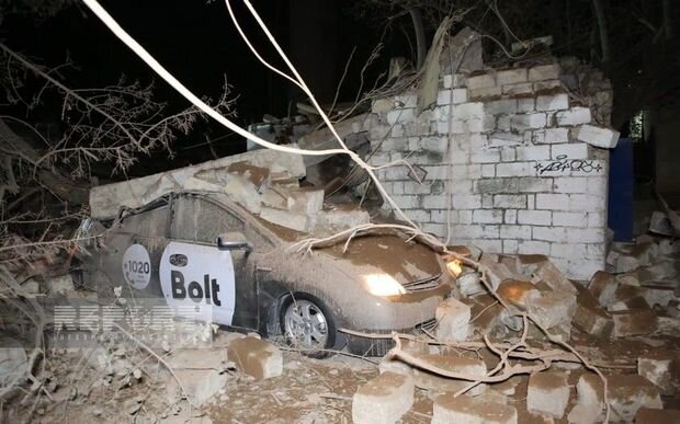 Bakıda güclü partlayış: Yaralı var, 10-dan çox avtomobilə ziyan dəyib - YENİLƏNİB + FOTO