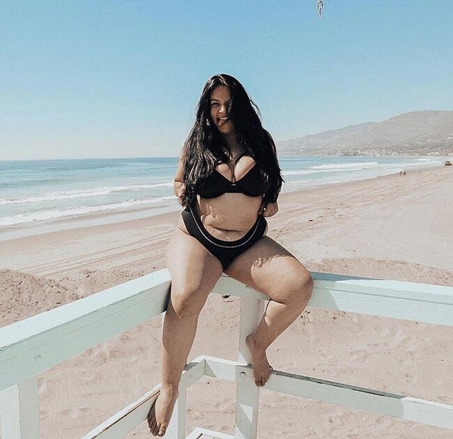 Bikinidə gəzməyə utanmayan KÖK QADINLAR - FOTOLAR