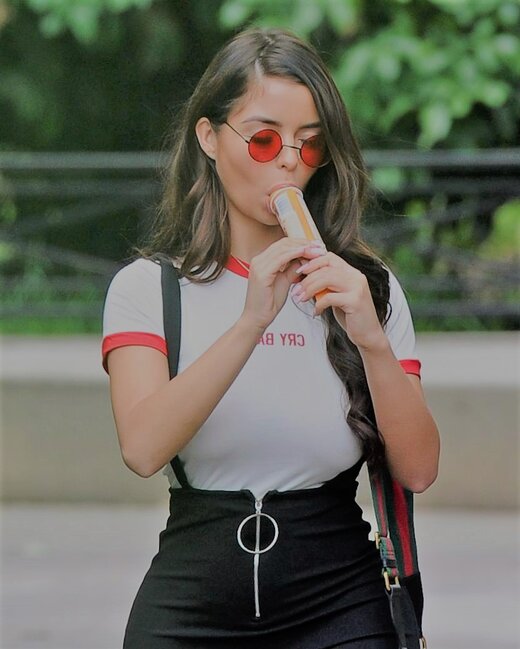 Çılpaq pozlar verən model:
