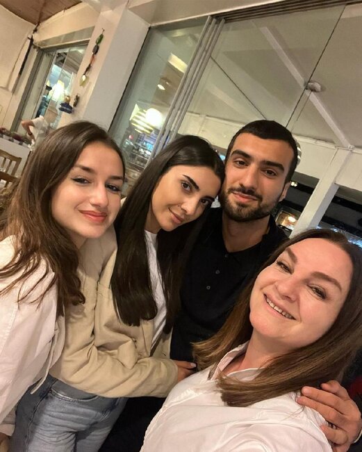 Mahir Emreli və bacısının fotolarını paylaşdı
