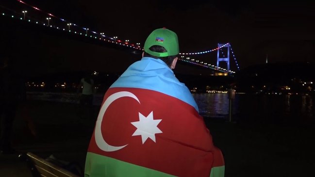 İstanbulda körpü Azərbaycan bayrağına büründü - FOTOLAR