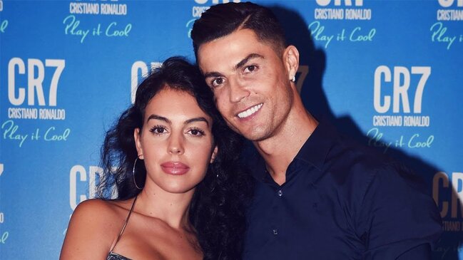 Ronaldonun sevgilisi YARIÇILPAQ halda makiyaj etdirdi - MİLYONLAR BƏYƏNDİ - FOTO
