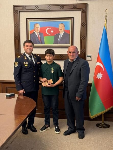 Göldə batan şəxsləri xilas etmək istəyərkən boğularaq ölən polisin medalı ailəsinə təqdim edildi - FOTO