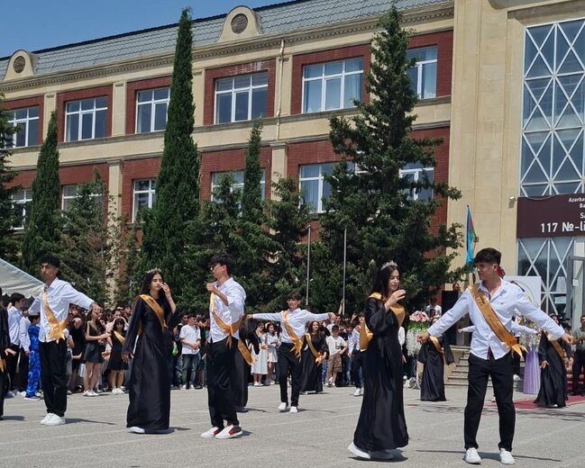 117 nömrəli məktəbin məzunlarının "Xudayar təsnifi" ilə "Son zəng"i -Video-Foto