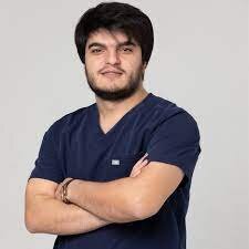 Estetik cərrah Əmiraslan Əmiraslanov məni bərbad əməliyyat etdi, çılpaq şəkillərimi paylaşdı