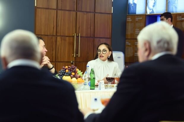 Mehriban Əliyeva Simonyanı susdurdu - VİDEO