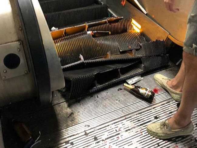 Metroda sərnişinlər tullanıb-düşdülər, eskalator qırıldı, 1 nəfərin ayağı qopdu - VİDEO