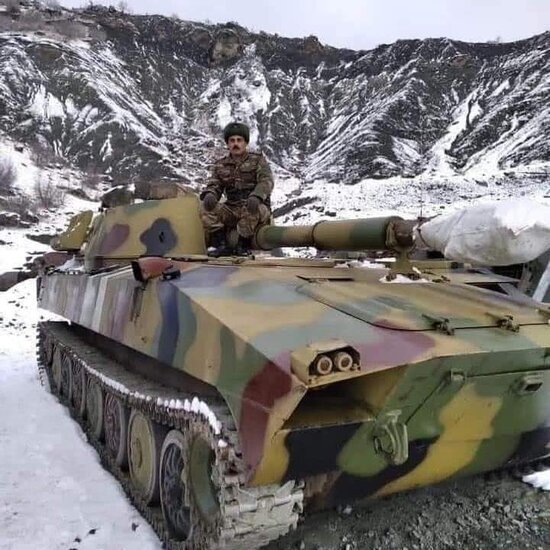 MƏKTƏB DİREKTORU ad gününü TANKIN üstündə KEÇİRTDİ - FOTO