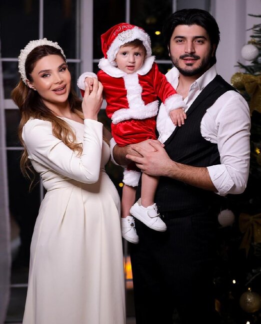 Məşhur cütlük övladı ilə Yeni il fotosessiyası etdi