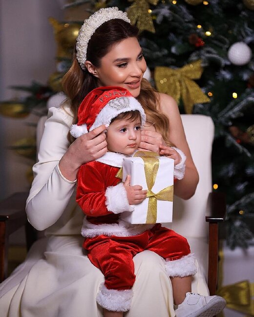 Məşhur cütlük övladı ilə Yeni il fotosessiyası etdi