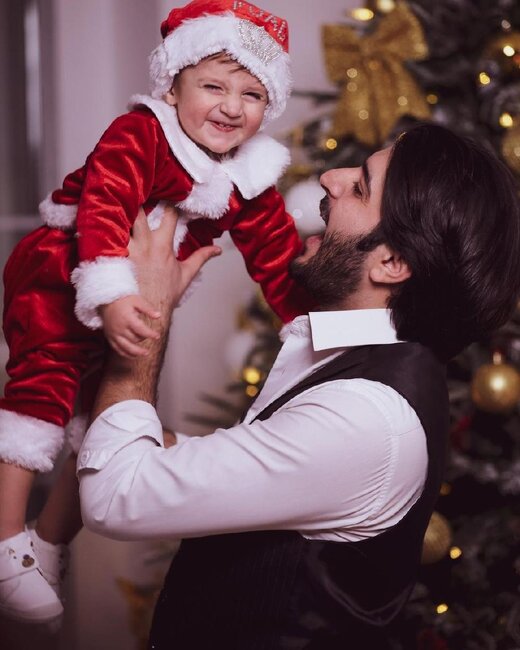 Məşhur cütlük övladı ilə Yeni il fotosessiyası etdi