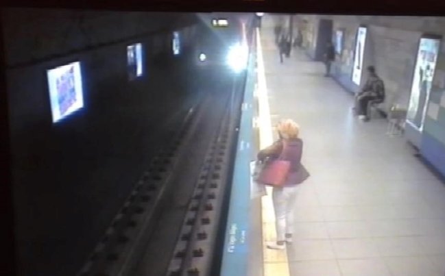 Türkiyədə metroda FACİƏ: 24 yaşlı tələbə özünü qatarın altına atdı