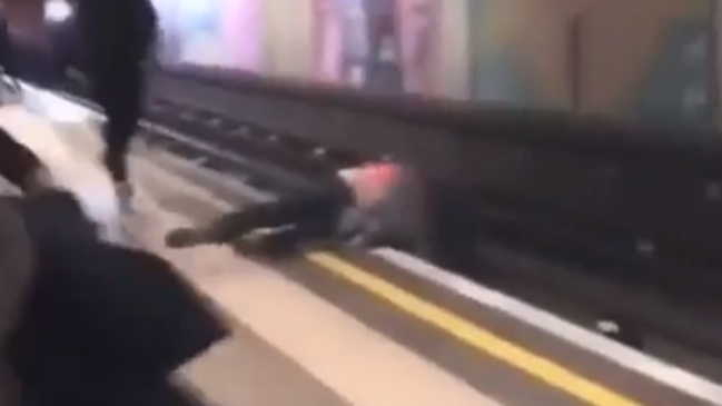 Metroda DƏHŞƏTLİ HADİSƏ: relslərin üzərinə atıldı, qatar üstündən keçdi - FOTO/VİDEO