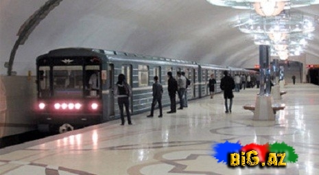 DƏHŞƏT: Bakı metrosunda gənc özünü qatarın altına belə atdı - VIDEO