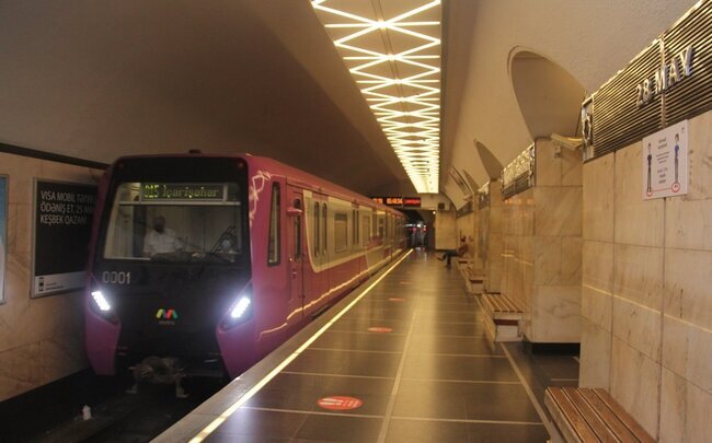 Bakı metrosunda qatarların hərəkətində problem yaranıb