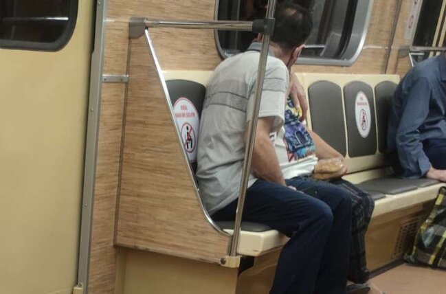 Bakı metrosunda BİABIRÇI GÖRÜNTÜLƏR: Yaşlı kişi hamilə qıza qarşı... - FOTO