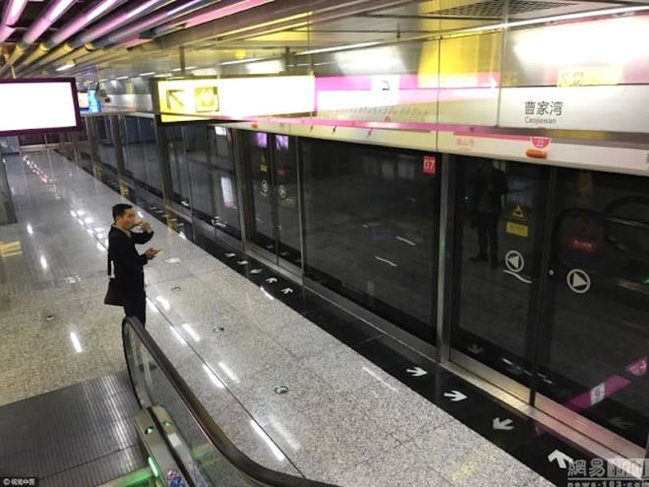 Metro çəkdilər, qapısı şoranlığa açıldı - DAHA BİR ÇİN QƏRİBƏLİYİ - FOTOLAR