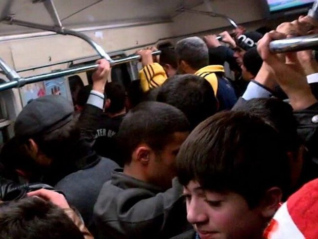 Metroda həyəcanlı anlar: Anasından şiddət görən qız polisə sığındı