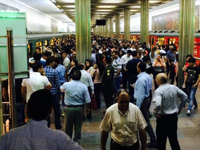 Bakıda işıqlar söndü, metronun bu stansiyalarına giriş bağlandı